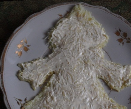 1. Этап. Салат Снегурочка: 3. Рисуем шаблон майонезом. Первый слой выкладываем из картофеля, промазываем майонезом и затем выкладываем кальмары и лук.