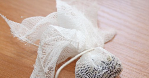 1. Этап. Варенье из абрикосов в сиропе: Лаванду для удобства выкладываем в мешочек из сложенной в несколько раз марли.