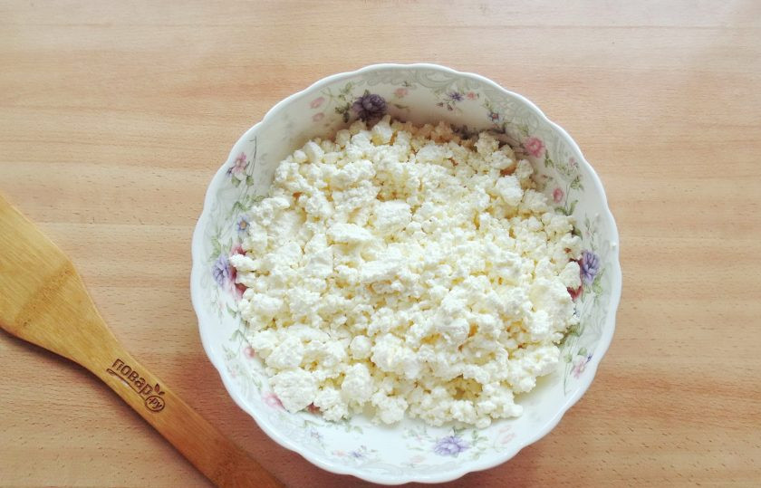 1. Этап. Сырники с луком: В миску выложите творог.
