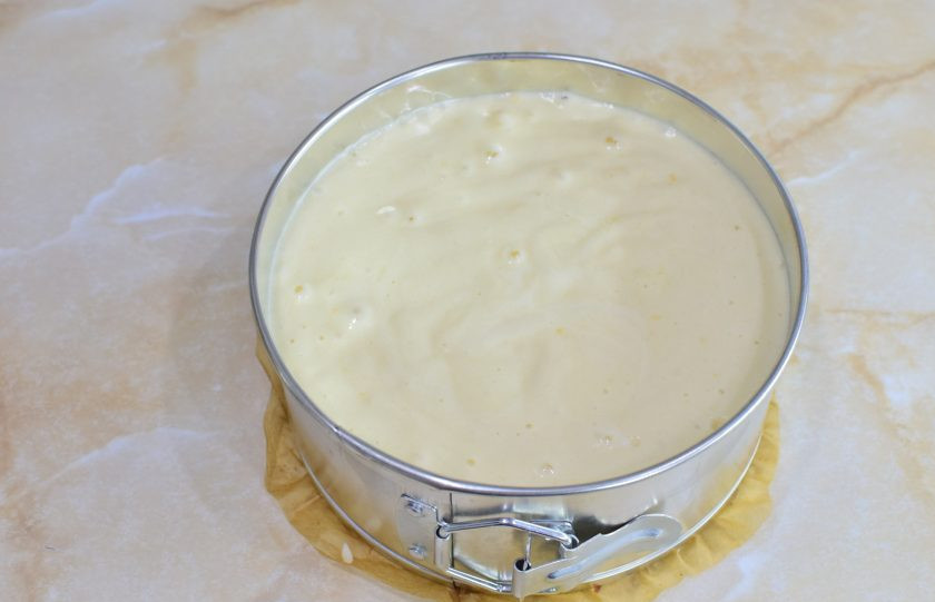 1. Этап. Бисквит в разъемной форме: Для выпечки возьмите разъемную форму диаметром 16 см. Дно формы застелите пергаментом и зажмите его, надев бока формы. Вылейте подготовленное тесто и поставьте его в духовку, предварительно разогретую до 180 градусов, примерно на 40-50 минут. Ориентируйтесь по своей духовке.