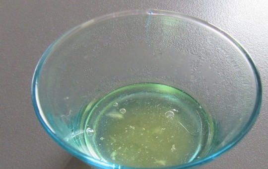 1. Этап. Мусс ананасовый: 7. Вскипятите ананасовый сок из банки, чтобы его объем стал меньше в 2 раза, и растворите в горячем соке размоченный и отжатый желатин.