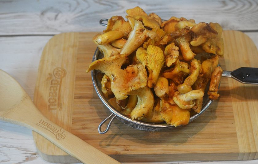 1. Этап. Соленые лисички: 1. Лисички хорошо помойте.