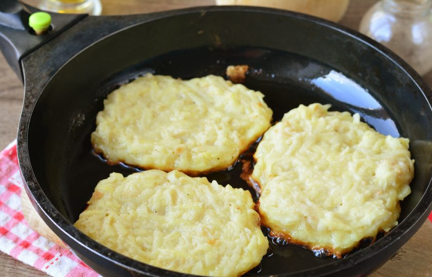 1. Этап. Картофельные шницели: Разогрейте немного масла на сковороде, выкладывайте шницели, слегка придавливая ложкой, чтобы получились тонкие лепешки. Начните жарить шницели на среднем огне.