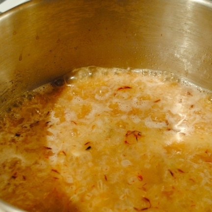 1. Этап. Кускус с миндалем и изюмом: Когда закипит - добавляем в кастрюлю изюм (без жидкости) и кускус. Быстро перемешиваем, снимаем кастрюлю с огня.