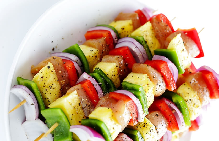 1. Этап. Куриный шашлычок Радуга: 2. Нарежьте кубиками овощи и ананас. Сложите их в большую миску и перемешайте с оливковым маслом. Нанизайте кусочки замаринованной курицы и овощей с ананасом на деревянные шампура. Приправьте каждый шампур солью и перцем.