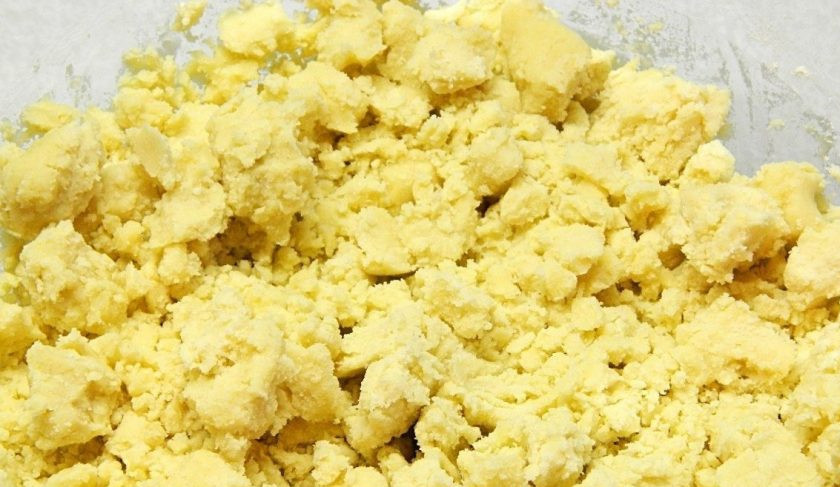 1. Этап. Орешки в орешнице: Потом влейте масло. Перетрите смесь в крошку.