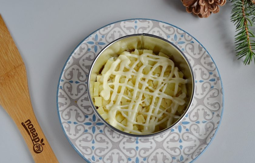 1. Этап. Салат-торт Селедка под шубой: Далее — картофельный слой, майонезная сеточка.