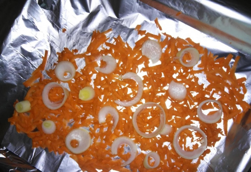 1. Этап. Лещ, запеченный в духовке: 3. Фольгу разматываю и отрезаю вот такой квадрат. Чищу лук и морковку, измельчаю лук кольцами или полукольцами, а морковь натираю на крупной терке. Выкладываю подушку из овощей на фольгу (использую половину).