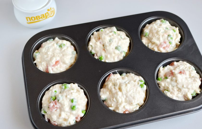 1. Этап. Булочки с брынзой и зеленым горошком: 8. Духовку разогрейте до 180 градусов. Смажьте формочки для маффинов растительным маслом без запаха. Разложите тесто. Я щедро наполняла, вышло 10 штук.