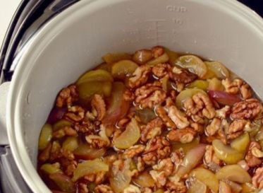 1. Этап. Яблочное варенье в мультиварке: Через 20 минут вынимаем лавровый лист, добавляем орехи и ликер. Закрываем крышку мультиварки и варим до сигнала.