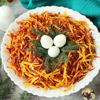 Салат Гнездо глухаря с колбасой