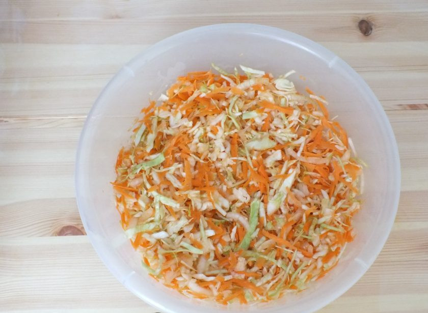 1. Этап. Салат Огород на зиму: Перетрите овощи руками, до появления сока.