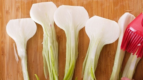 1. Этап. Курица на гриле с овощами и соусом барбекю: 8. Молодой лук можно взять прямо с зеленью, нарезав аккуратно пополам.