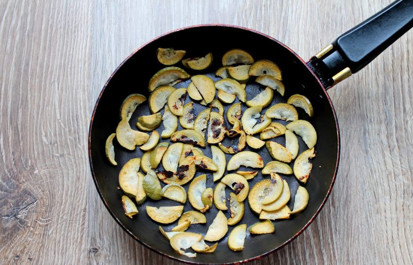 1. Этап. Чай из фейхоа: Сухую сковороду разогрейте, выложите дольки ягод в один слой и подсушите их на среднем огне.