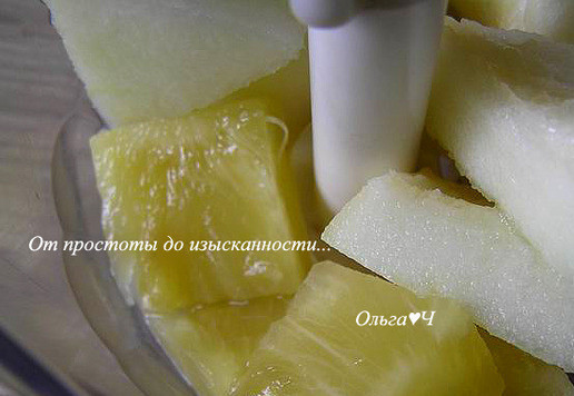 1. Этап. Дынно-ананасовый коктейль: Дыню и ананас выложите в чашу блендера. Измельчите до однородности.