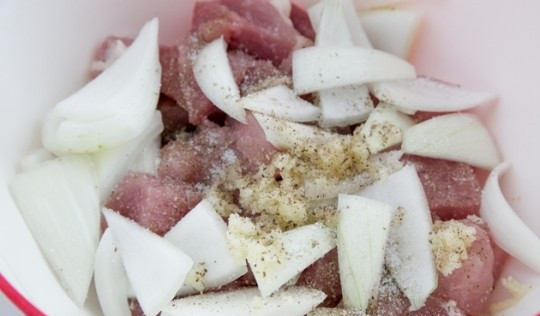 1. Этап. Маринад для шашлыков из свинины: 2. Добавьте соль и перец, пропущенный через пресс чеснок и нарезанный ломтиками лук.