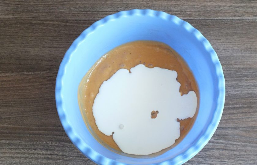 1. Этап. Мороженое из банана и сгущенки: В полученную массу добавьте охлажденные сливки.