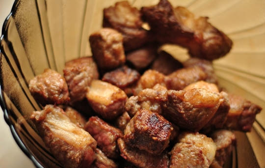 1. Этап. Говядина по-деревенски: В сковороде разогреваем растительное масло. Обваливаем кусочки мяса в муке и обжариваем на сковороде до золотистой корочки.