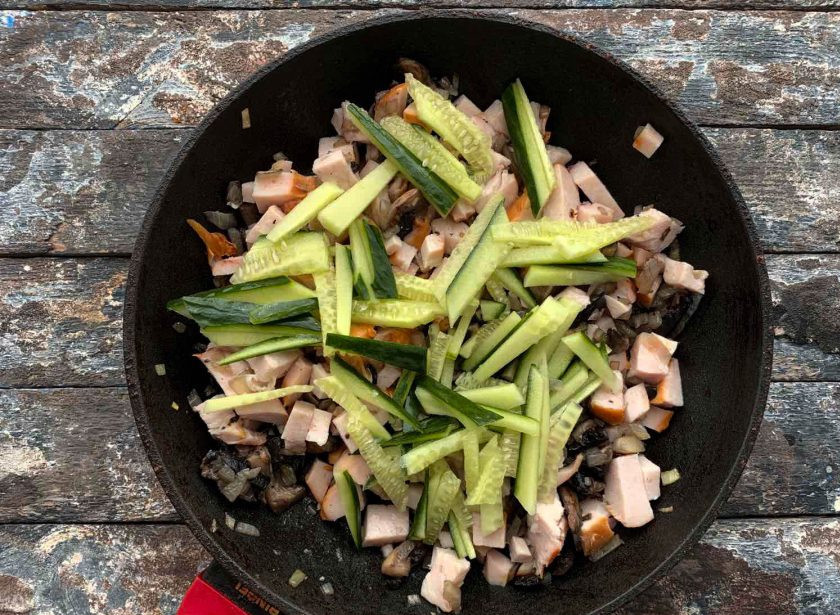 1. Этап. Фунчоза с копченой курицей: Добавьте огурцы.