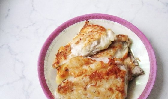 1. Этап. Скумбрия в тесте: 7. Готовые кусочки выкладываем на бумажное полотенце, чтобы ушел лишний жир, затем перекладываем в общую тарелку.