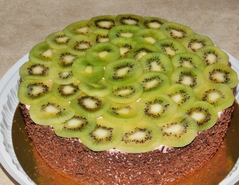 1. Этап. Торт Крем а-ля крем: Верх торта украсьте киви. Приятного чаепития!