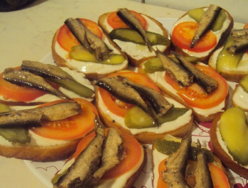 1. Этап. Бутерброды со шпротами и помидорами: Завершают композицию шпроты. Приятного аппетита!