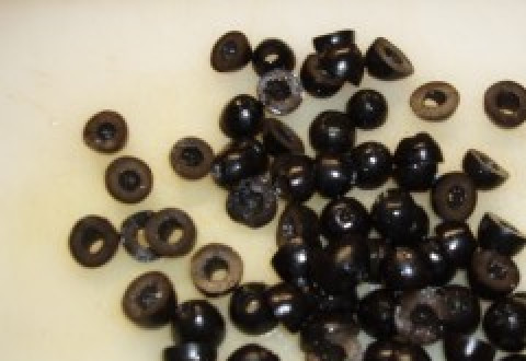 1. Этап. Солянка с курицей в мультиварке: Колечками режем маслины.