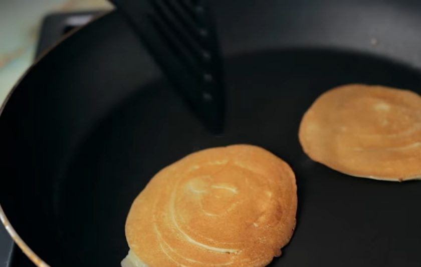 1. Этап. Самые простые панкейки (три ингредиента): 3. Сковороду смажьте небольшим количеством подсолнечного масла и с помощью ложки вылейте блинчики. Обжарьте их с обеих сторон до золотистого цвета.