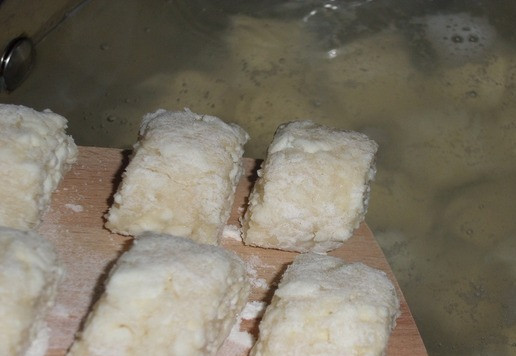 1. Этап. Вареники Ленивые с рисовой полентой: В кипящую воду закладываю кусочки теста.