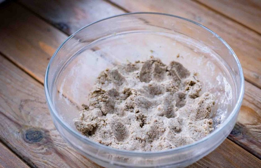 1. Этап. Ржаные лепешки на кефире: Перемешайте все ингредиенты до получения однородного теста, которое немного липнет к рукам.