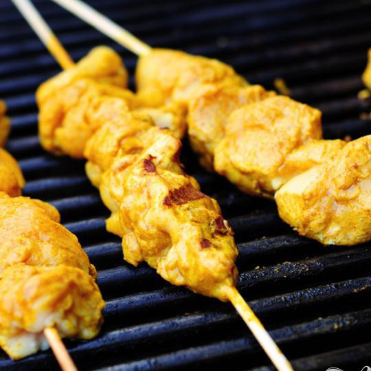 1. Этап. Курица в ореховом соусе: После того как курица полежала в маринаде. На среднем огне жарим курицу в течении 10-15 минут до готовности.