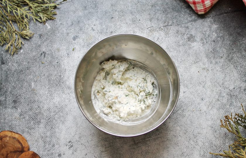 1. Этап. Рулетики с форелью и творогом: Чеснок почистите, измельчите и добавьте к творогу. Все посолите, поперчите и хорошо перемешайте.