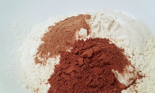 1. Этап. Шоколадно-апельсиновый кекс: 4. Отдельно соберите все сухие ингредиенты: муку, какао, корицу (если используете), разрыхлитель. Просейте все и перемешайте.