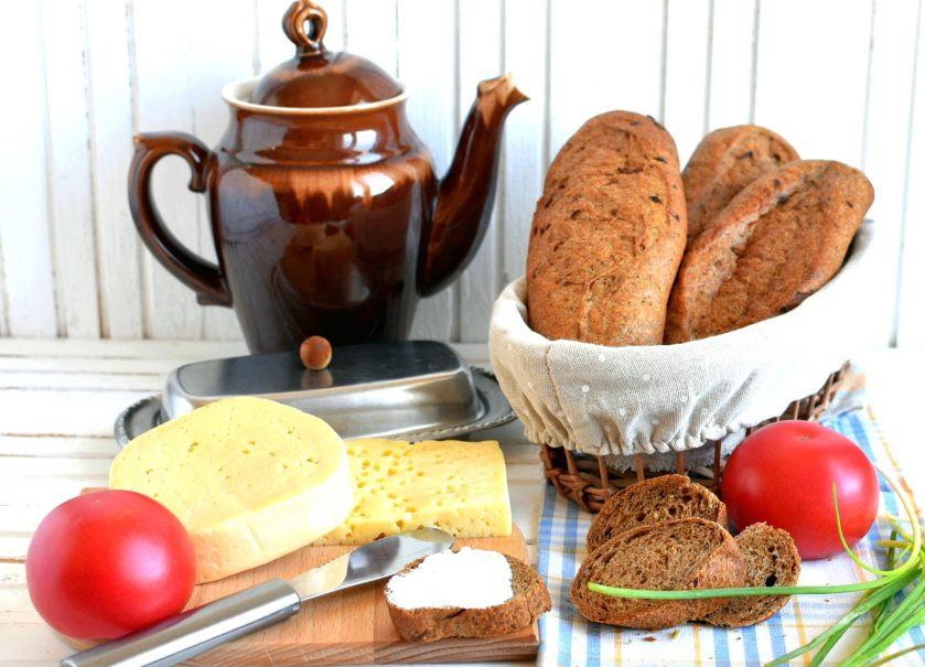 1. Этап. Мини-багеты с жареным луком: Лучше дать багетам созреть несколько часов, они станут вкуснее. Я обычно пеку на ночь, а утром подаю к завтраку.