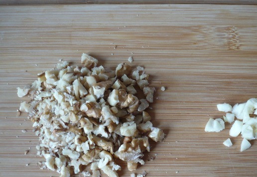 1. Этап. Паштет из баклажанов с творожным сыром: Грецкие орехи и чеснок порубить ножом.