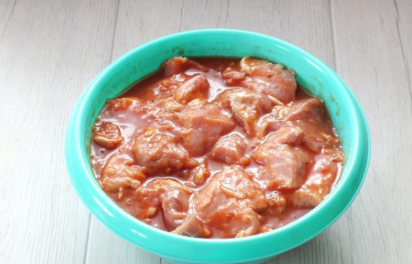 1. Этап. Шашлык в томатном соке: Еще раз хорошо перемешайте. Прикройте чашу с мясом и уберите в холодильник на 6-8 часов.