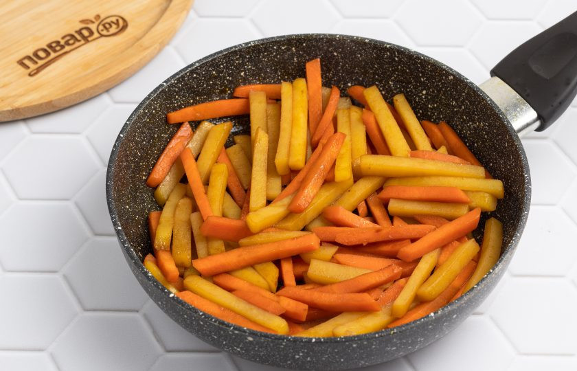 1. Этап. Кимпира: Тушите, пока не испарится жидкость.