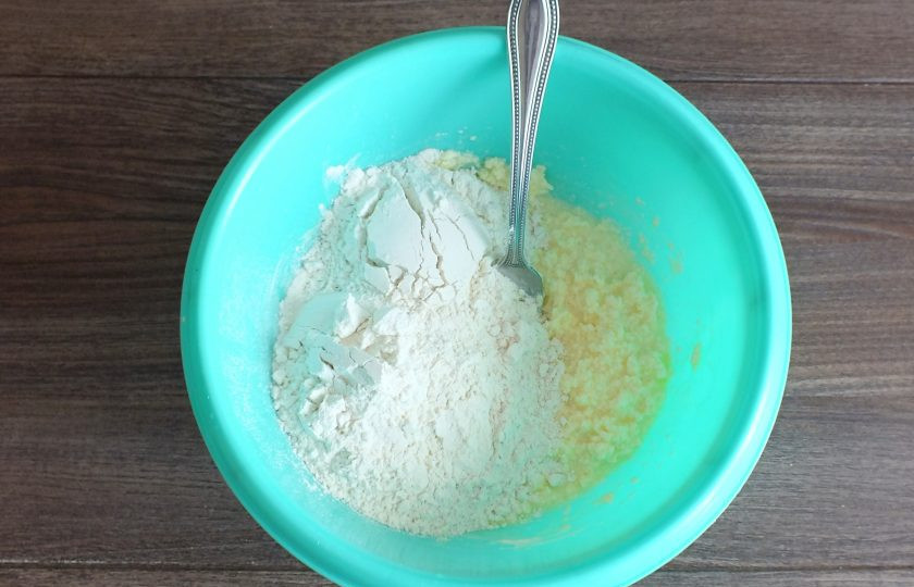 1. Этап. Корзиночки с зефирным кремом: Всыпьте частями муку, разрыхлитель.