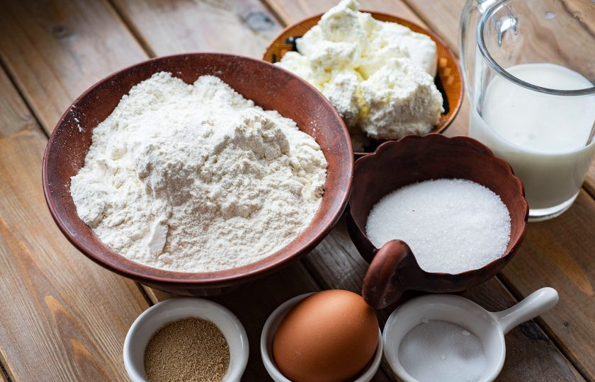 1. Этап. Вареники на кефире и дрожжах: Сразу же выложите все необходимые ингредиенты на стол.