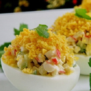 Яйца, фаршированные крабовыми палочками и огурцом