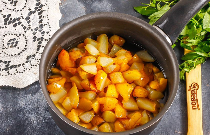 1. Этап. Варенье из груши дички: За время остывания нарезка втянет в себя сироп и станет более прозрачной. Прогрейте ее еще раз примерно 8-10 минут с момента закипания на умеренном нагреве. В это время простерилизуйте банки и крышки любым удобным способом.