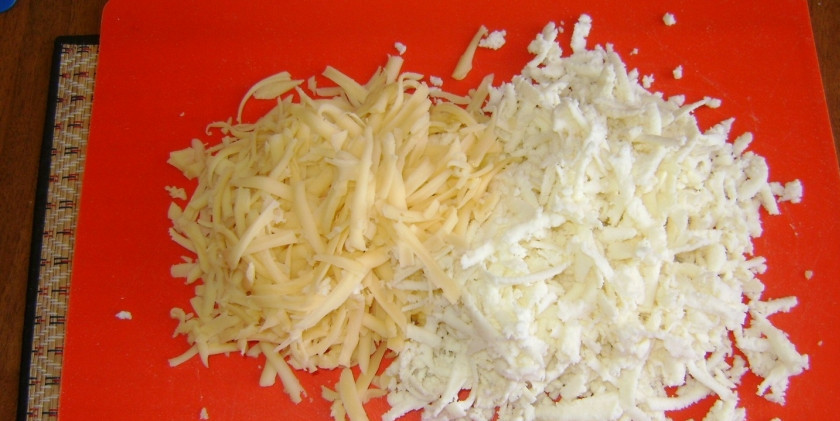 1. Этап. Ачма из лаваша в мультиварке: Теперь займемся начинкой: натрите сыр на терке.