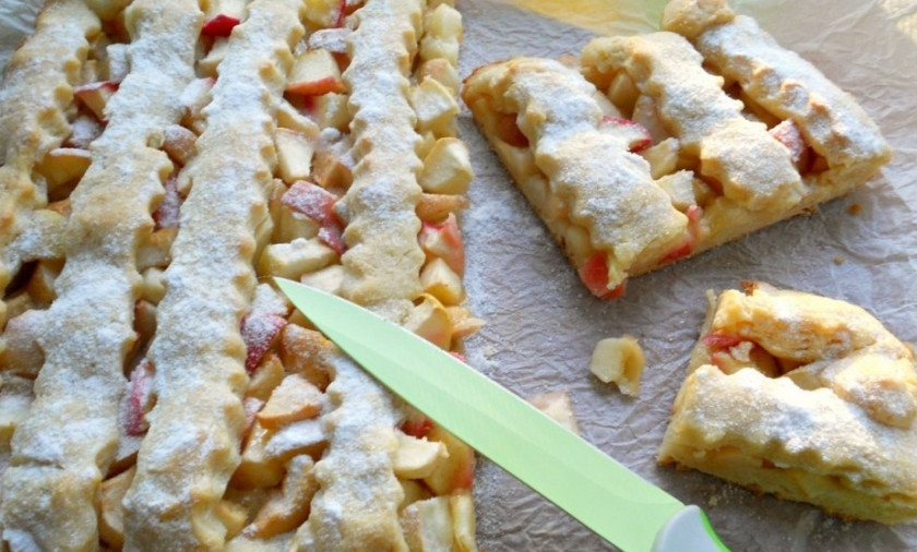 1. Этап. Яблочный пирог из творожного теста: 7. Отправляю пирог в разогретый до 180 градусов духовой шкаф на 40 минут, после этого достаю его и немного остужаю. Нарезаю пирог на кусочки и подаю к столу.