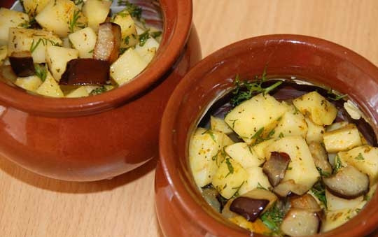 1. Этап. Баклажаны в горшочках: Баклажаны, помидоры, лук, зелень, картошку слоями уложить в горшочки. Залить водой, посолить, поперчить и поставить в разогретую до 180 градусов духовку. Запекать баклажаны в горшочках около часа. Приятного аппетита!