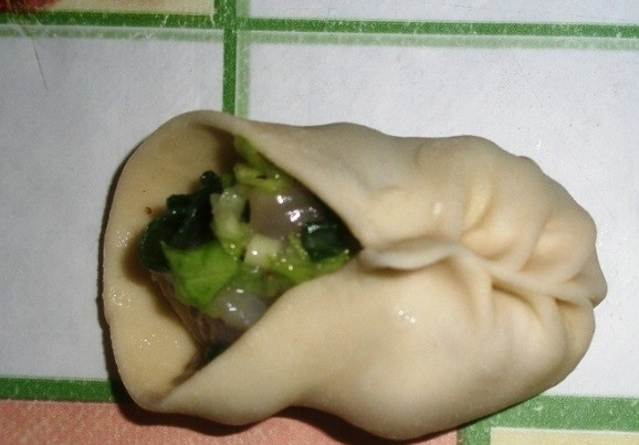 1. Этап. Манты Пак-чой: В центр каждого круга уложите начинку. В центре соедините тесто, сделав маленькие манты.