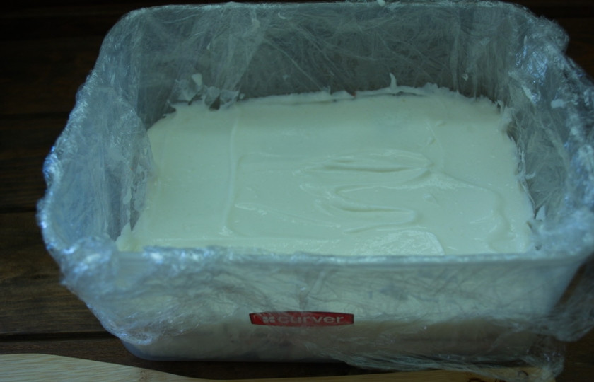 1. Этап. Клубнично-творожный торт без выпечки: На них еще слой печенья. Потом снова крем.