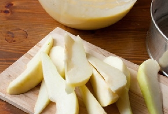 1. Этап. Шарлотка с грушей: Груши вымыть, вырезать сердцевинки и нарезать ломтиками.