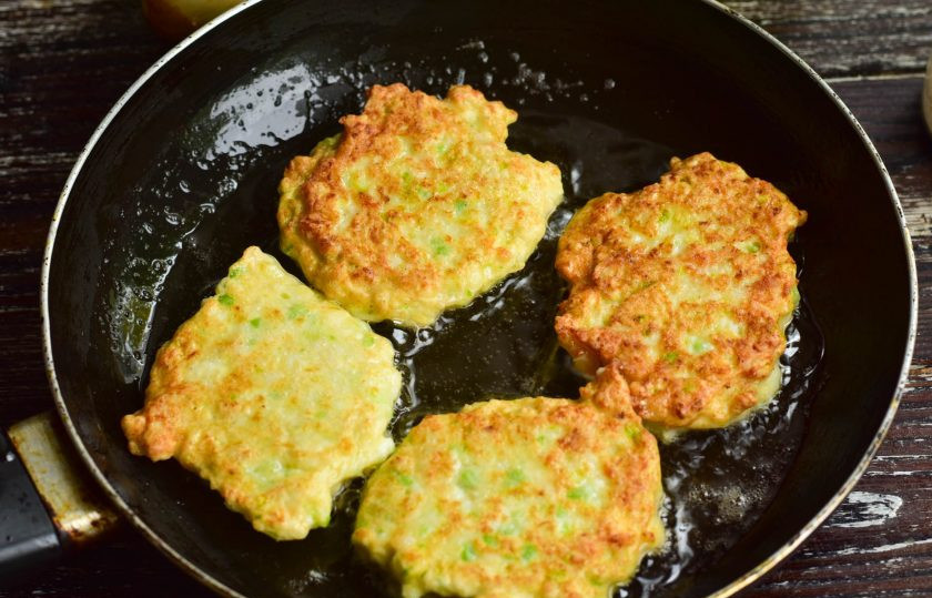 1. Этап. Куриные котлеты с кабачком и творогом: Жарьте их на умеренном огне до красивого и золотистого цвета с двух сторон.