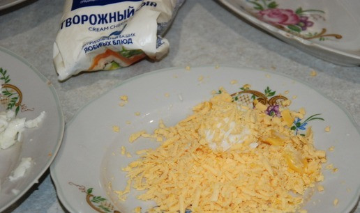 1. Этап. Сырные шарики Пикантные: Берем немножко сырно-яичной смеси мокрыми руками, разминаем в лепешку. Кладем в середину ягодку. Формируем шарик и обмакиваем его в желтках со всех сторон. Выкладываем на сервировочное блюдо. У меня получилось 6 шариков.