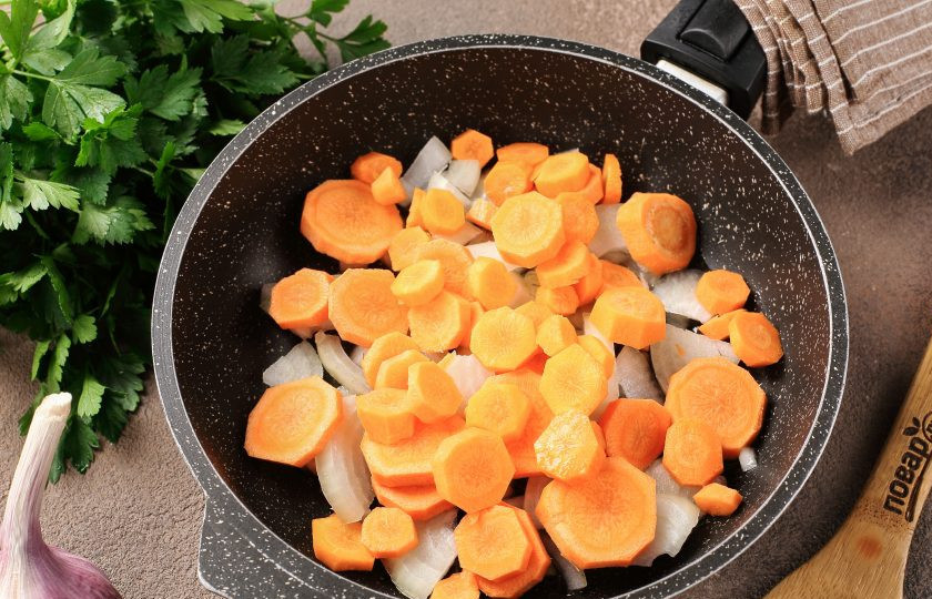 1. Этап. Рагу из кабачков и моркови: Разогрейте сковороду с маслом. Выложите нарезанные произвольно лук и морковь. Нарезка может быть любая на ваше усмотрение.